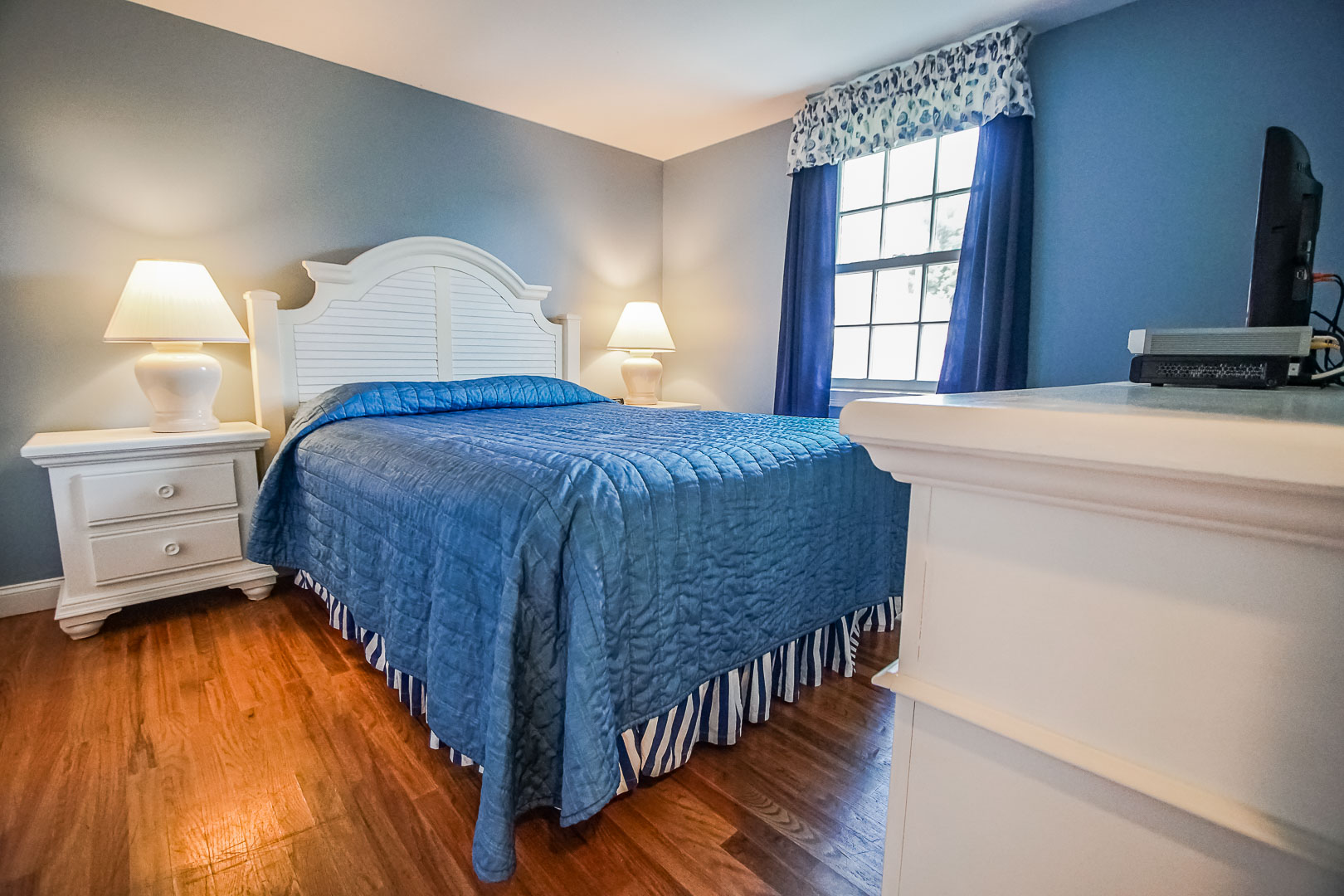 A cozy bedroom at VRI's Beachside Village Resort in Massachusetts.